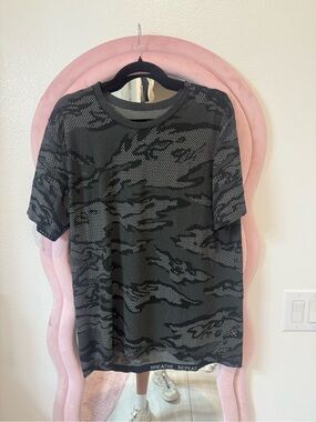 Lululemon Gray & Black Camo Knit Tee